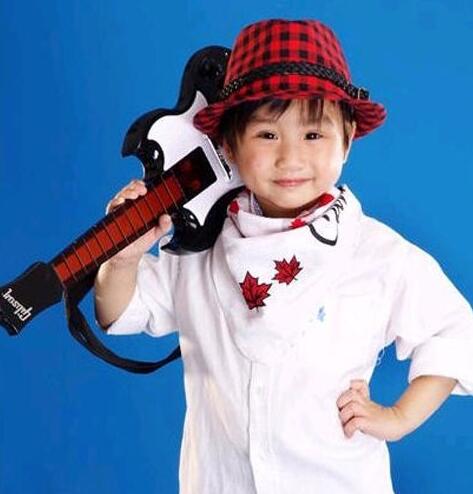 小彬彬和小小彬对比照 父子俩童年也太像了！