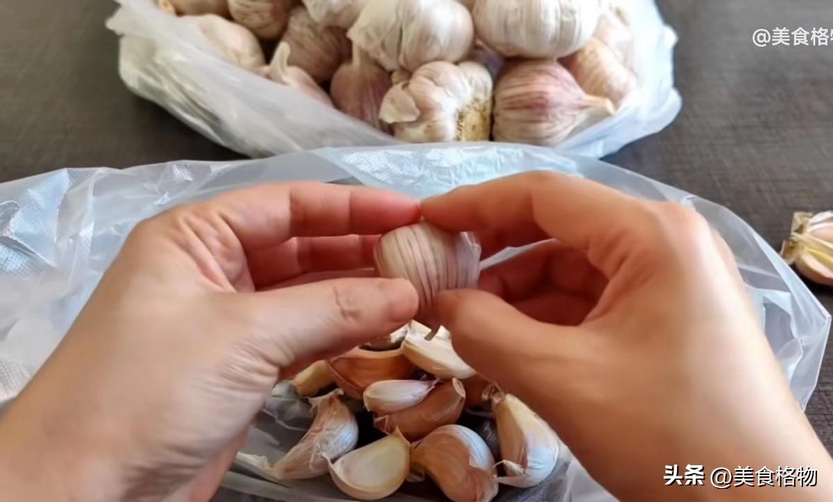 如何保存大蒜简单一招大蒜放一年都不坏（家里保存大蒜的方法）(图2)