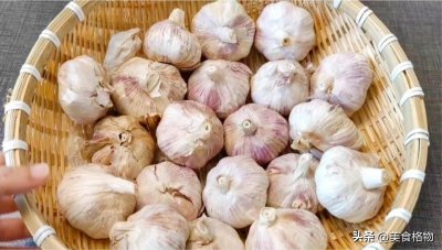 ​如何保存大蒜简单一招大蒜放一年都不坏（家里保存大蒜的方法）