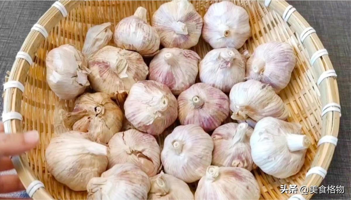 如何保存大蒜简单一招大蒜放一年都不坏（家里保存大蒜的方法）(图1)