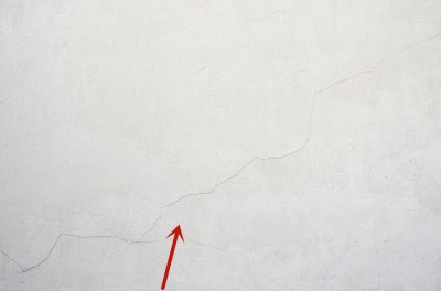 ​房屋墙面开裂是什么原因（墙面裂缝是什么原因造成的）