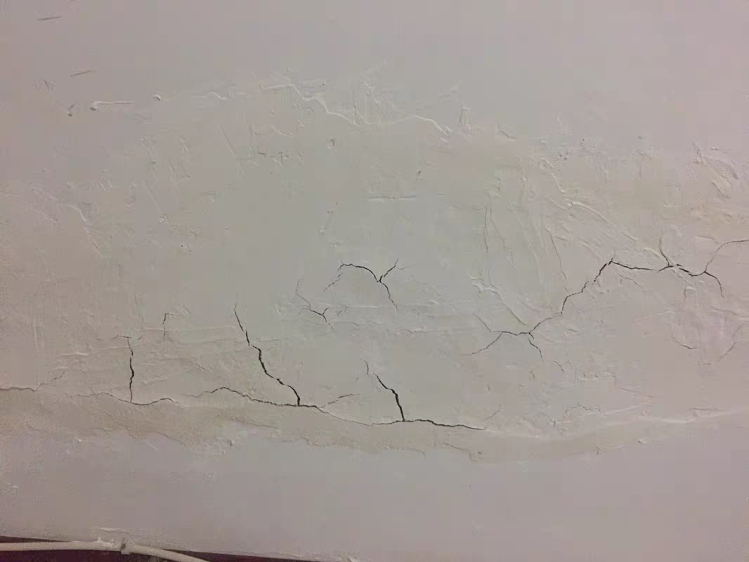 房屋墙面开裂是什么原因（墙面裂缝是什么原因造成的）(图2)