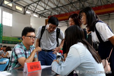 ​大学辅导员和教师岗位哪个好（大学辅导员和大学老师有什么区别）
