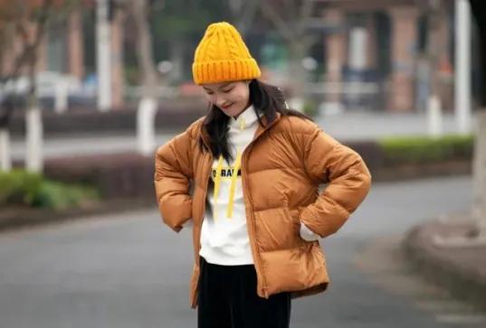 为什么有些羽绒服有鸭子腥味（新买的羽绒服有鸭腥味正常吗）(图1)