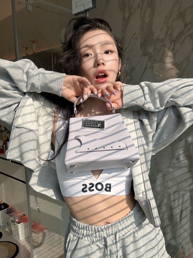 林允穿居家服露细腰长腿 坐浴缸里狂凹造型