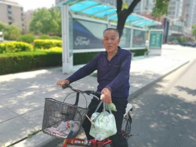 ​张东升，你爸又来给你送饭了