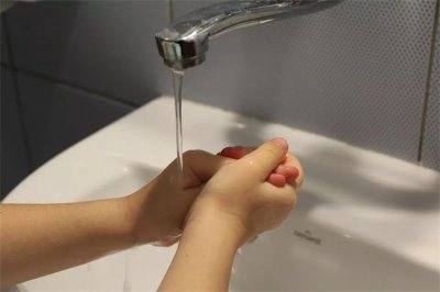 ​手上有静电是什么原因造成的