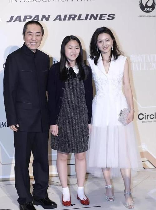 张艺谋现任老婆，张艺谋老婆比他小31岁,本文共（2594字）
