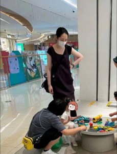 ​带娃的样子太真实了！郭碧婷带两娃出门被偶遇