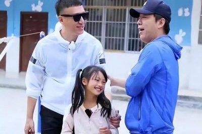 ​黄渤回应资助争议 女孩父母回应网传黄渤放弃资助