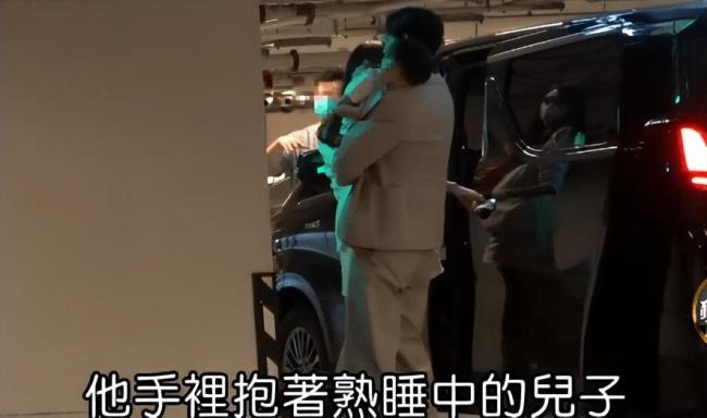 林志玲一家三口罕见同框 儿子趴爸爸肩头萌态十足