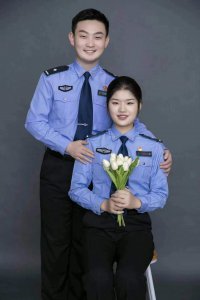 ​这对小夫妻度蜜月，回来后变成了 5 个人 ......