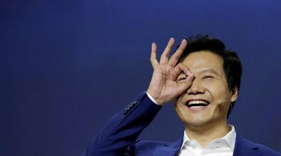 ​雷军现身武大毕业典礼：要永远自信 同学们江湖再见！