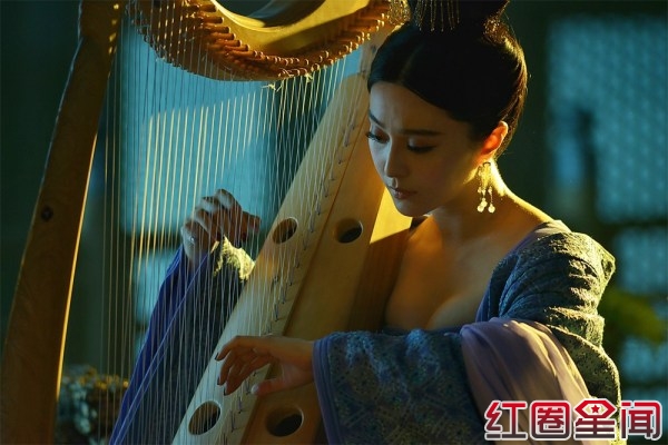 李晨支持范冰冰马震激情戏 范冰冰李晨甜蜜约会范爷下跪照片