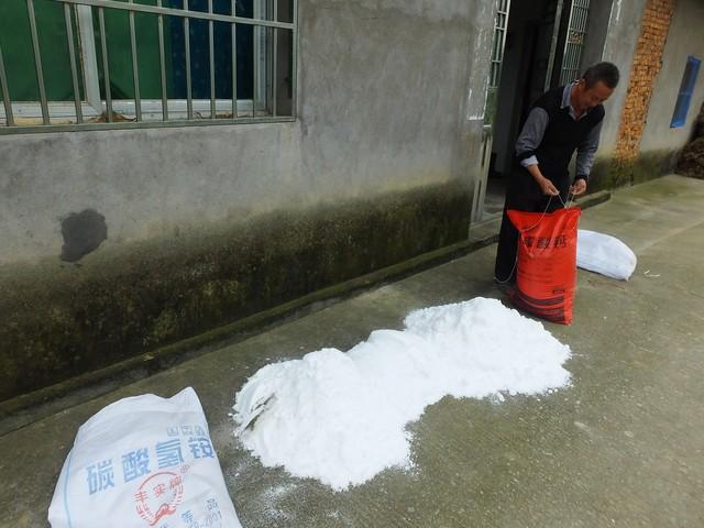 碳酸氢铵颜色图片大全(碳酸氢铵是好氮肥)