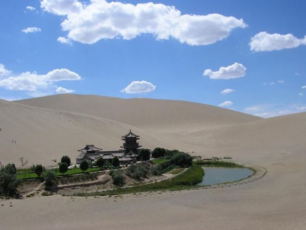 月牙泉位于哪个城市_月牙泉的三宝