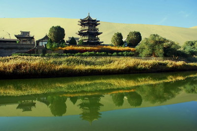 月牙泉位于哪个城市_月牙泉的三宝
