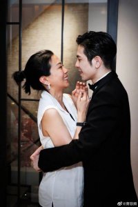​恭喜！萧敬腾官宣向经纪人求婚成功 女大男14岁