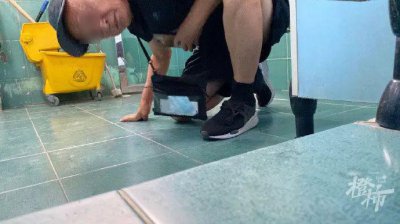 ​“黑衣老头在女厕所偷拍，我抓住了他！”警方决定拘留 5 天，结果 2 天就放人？