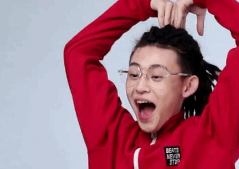 小鬼绯闻女友被经纪公司解约 脱坑粉丝曝出大量恋爱实锤
