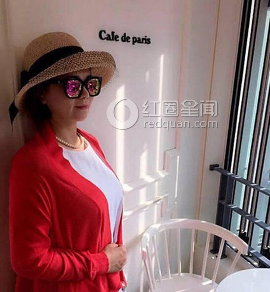 沈梦辰刘雯集体合照 沈梦辰学院风机场照