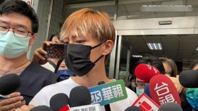 ​警方怀疑炎亚纶不止偷拍一人 炎亚纶去警局做笔录