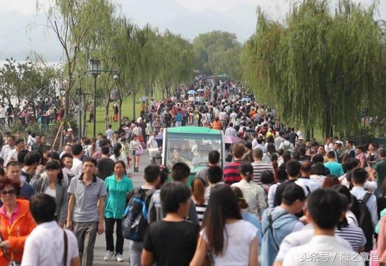 人来人往非常热闹 成语是什么_游客很多的成语
