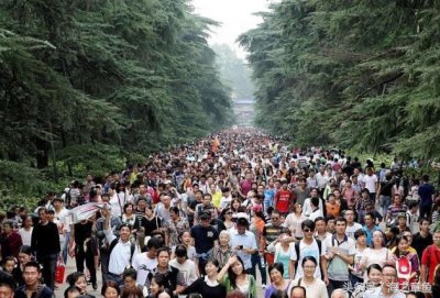 ​人来人往非常热闹成语是什么_游客很多的成语