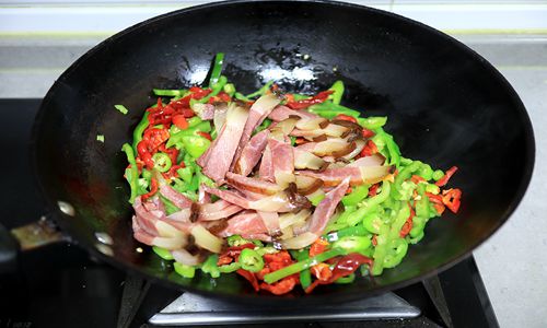 超下饭的辣椒炒腊肉的做法 烟熏的味道真不赖