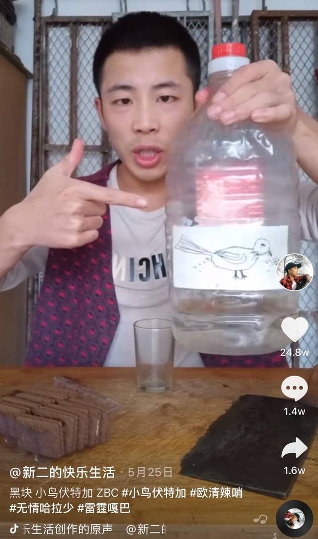 俄罗斯人排队吃最后一顿麦当劳（啃一口麦倒劳）(2)
