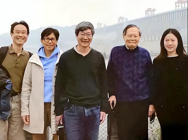 为什么说杨振宁有三个儿子（你只知杨振宁82岁娶妻）(9)