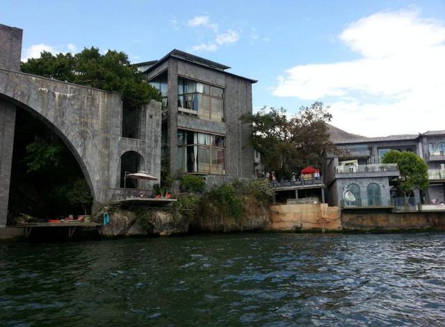 杨丽萍月亮宫建造始末（这里最著名的景点就是杨丽萍的太阳宫和月亮宫）(4)