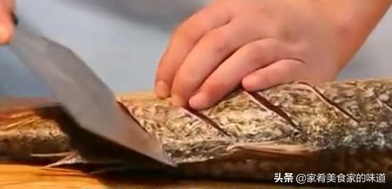 家常红烧鲤鱼的做法大全（家常红烧鲤鱼味道鲜美）(2)