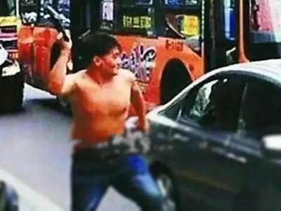​有人怒砸日本汽车（他愤怒地砸碎了日本汽车）