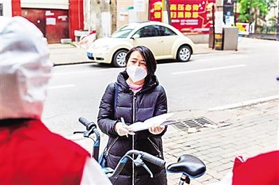 奋战在一线的女记者（逆行而上的女记者）(1)