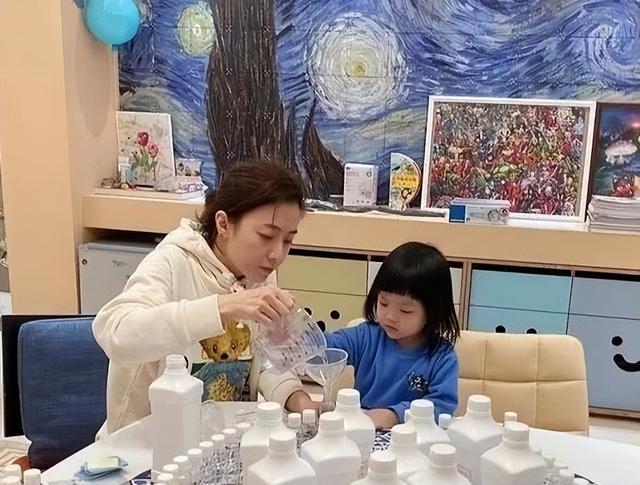 嫁给最年轻富豪的女人（贫民女孩嫁大29岁的亿万富豪）(36)