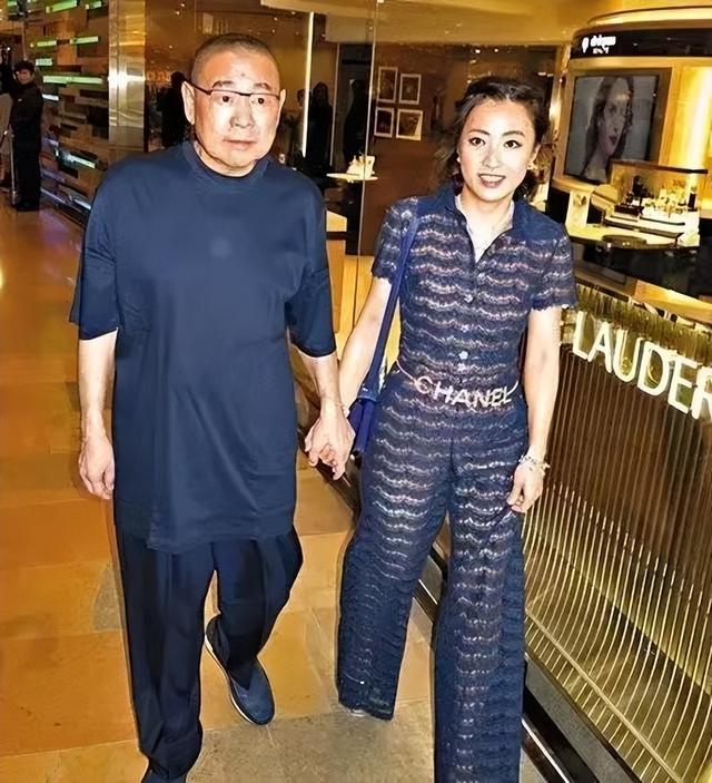 嫁给最年轻富豪的女人（贫民女孩嫁大29岁的亿万富豪）(29)