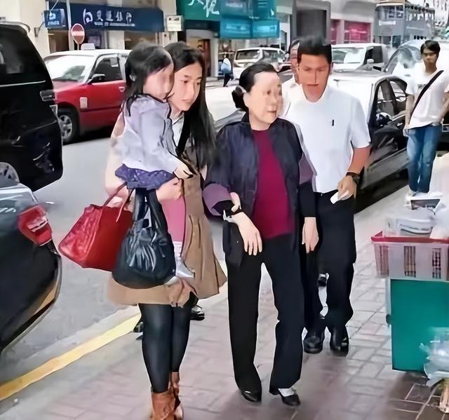 嫁给最年轻富豪的女人（贫民女孩嫁大29岁的亿万富豪）(25)