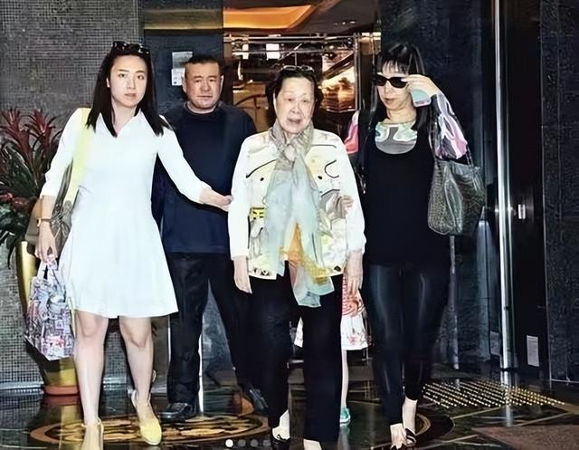 嫁给最年轻富豪的女人（贫民女孩嫁大29岁的亿万富豪）(24)