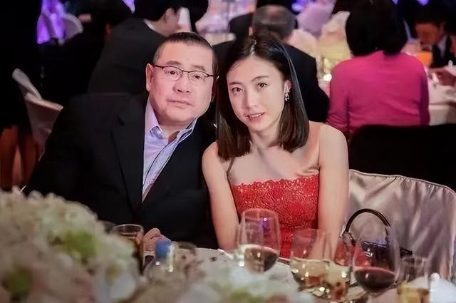 嫁给最年轻富豪的女人（贫民女孩嫁大29岁的亿万富豪）(40)