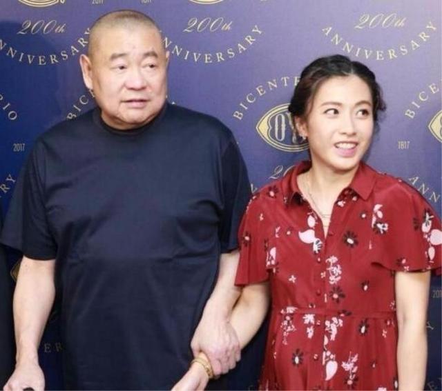 嫁给最年轻富豪的女人（贫民女孩嫁大29岁的亿万富豪）(20)
