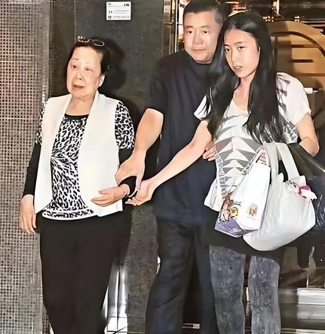 嫁给最年轻富豪的女人（贫民女孩嫁大29岁的亿万富豪）(22)