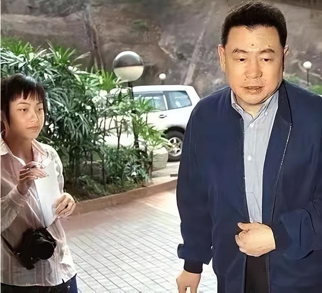 嫁给最年轻富豪的女人（贫民女孩嫁大29岁的亿万富豪）(12)
