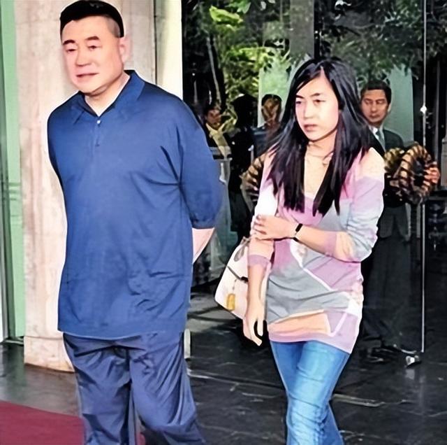 嫁给最年轻富豪的女人（贫民女孩嫁大29岁的亿万富豪）(17)
