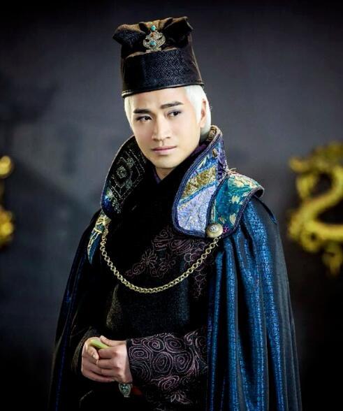 于正何晟铭什么关系（凭琉璃翻红因令狐冲）(10)