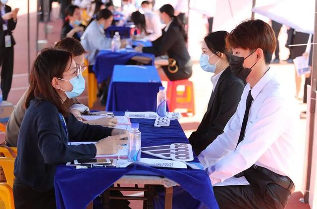 大学毕业当保安少走40年弯路（95后女大学生从设计院辞职）(8)