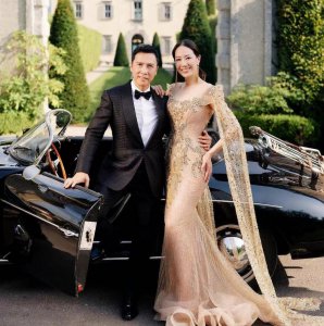 ​王宝强携女友冯清为甄子丹庆生，二人罕见正面合影