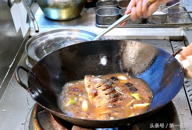 红烧鲤鱼的最正宗做法（红烧鲤鱼的家常做法）(10)