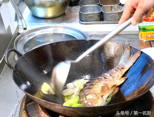 红烧鲤鱼的最正宗做法（红烧鲤鱼的家常做法）(9)