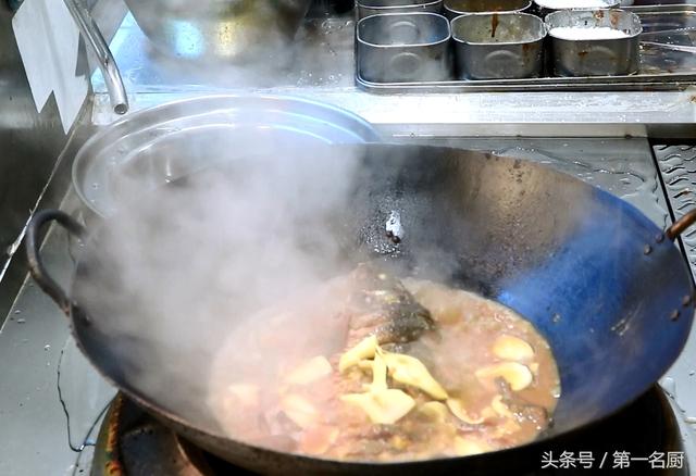 红烧鲤鱼的最正宗做法（红烧鲤鱼的家常做法）(12)